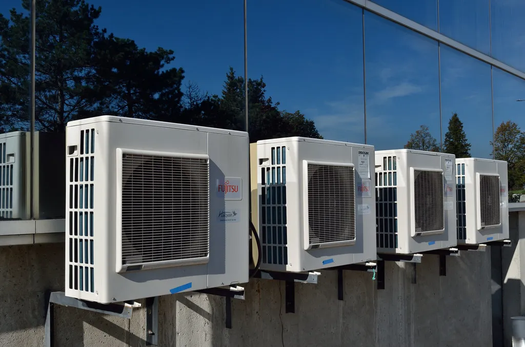 Várias unidades de ar-condicionado instaladas em sistema de climatização