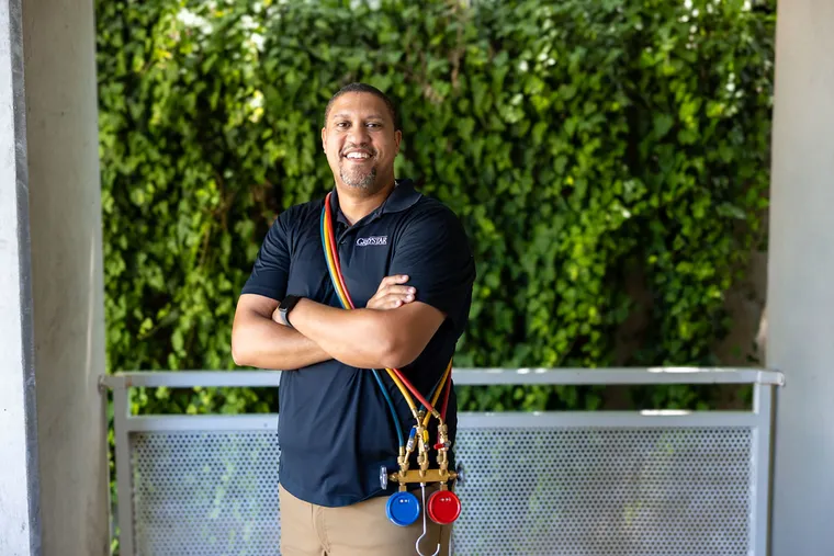 Técnico de manutenção de climatização com instrumentos de medição